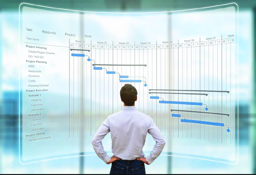 Homme observant un planning de gestion de projet numérique sur écran