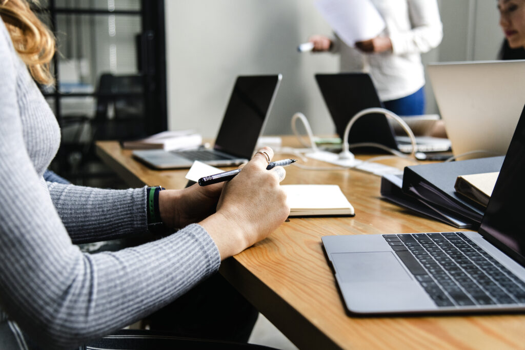Une réunion de travail dans une entreprise