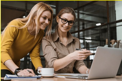 Due dipendenti che lavorano a un progetto