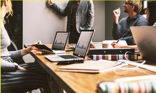 Un travail d’équipe au bureau