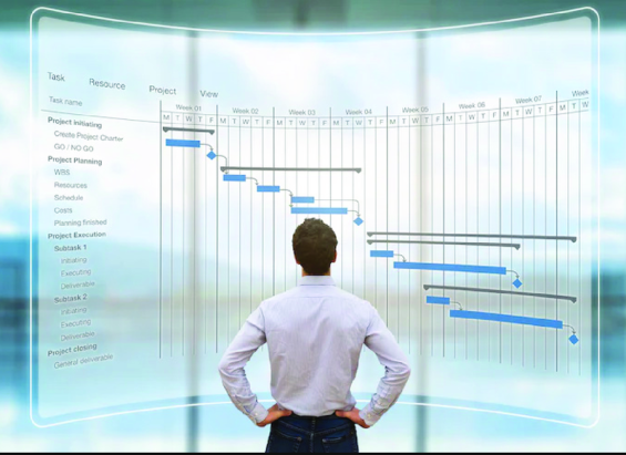 Homme observant un planning de gestion de projet numérique sur écran